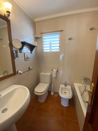 圣玛丽亚港Piso en la puntilla的浴室配有白色卫生间和盥洗盆。