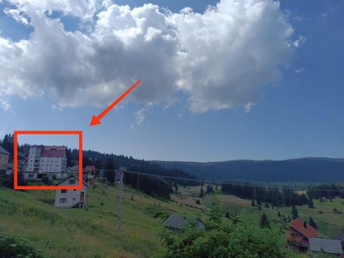 ŠišavaApartman Green的红箭指向山上的建筑物
