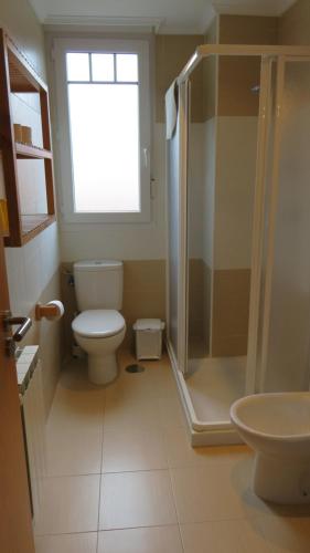 擞莫Apartamentos Siboney Somo的浴室配有卫生间、淋浴和盥洗盆。