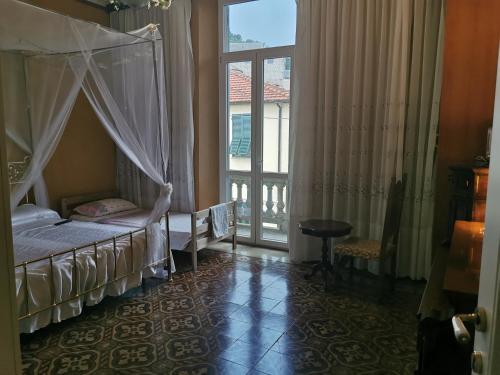 上阿尔比索拉阿尔比索拉住宿加早餐旅馆的一间卧室设有天蓬床和窗户。
