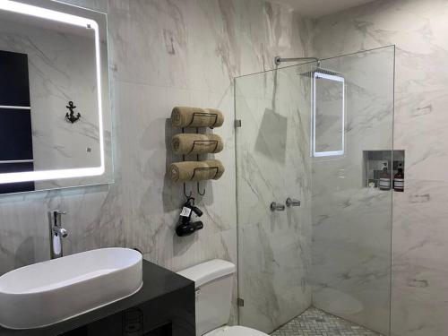 佩尼亚斯科港Urban Hotel Ancla Suite 10 - 3 Bedroom 2 Bathroom的带淋浴、卫生间和盥洗盆的浴室