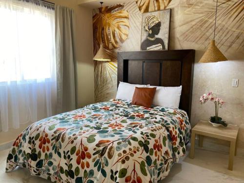 佩尼亚斯科港Urban Hotel Ancla Suite 10 - 3 Bedroom 2 Bathroom的一间卧室配有一张大床和色彩缤纷的被子