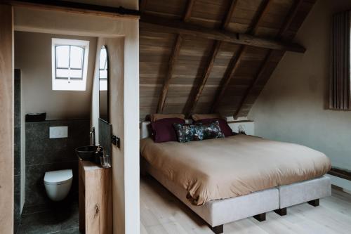 奥德纳尔德B@B Martinushoeve的一间卧室设有一张床和一间浴室。