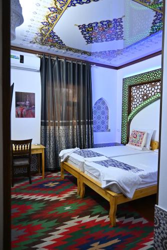 希瓦Khiva Tosh Darvoza的卧室配有一张床