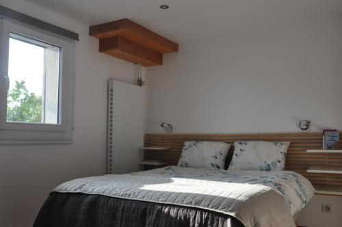 Villazl'adret的一间卧室设有一张床和一个窗口