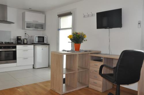 Villazl'adret的厨房配有桌子和椅子