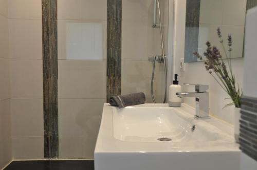Villazl'adret的浴室配有白色水槽和淋浴。
