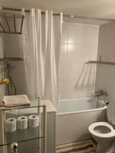 波普拉德U starkych的白色的浴室设有浴缸和卫生间。