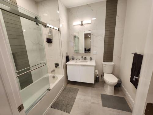 联城Close to NYC, 10 Guest, Luxurious 3Bedroom Apartment的浴室配有卫生间、盥洗盆和淋浴。