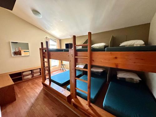 坎莫尔Canmore Alpine Hostel - Alpine Club of Canada的客房内的一组双层床