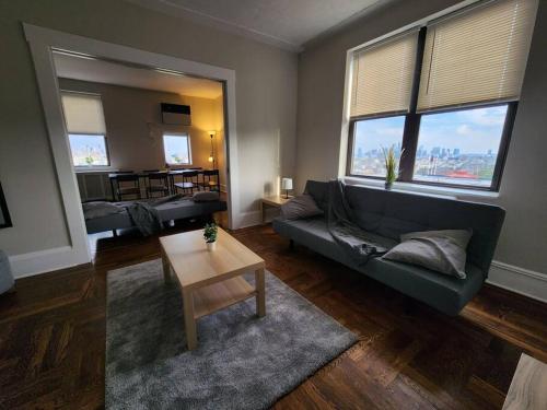 联城Elegant 2 bed gem! mins from NYC的客厅配有沙发和桌子