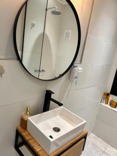 科尔多瓦Casa Naranja habitaciones privadas的浴室设有白色水槽和镜子