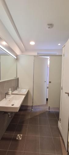 萨格勒布Zagreb budget rooms的浴室设有2个水槽和镜子