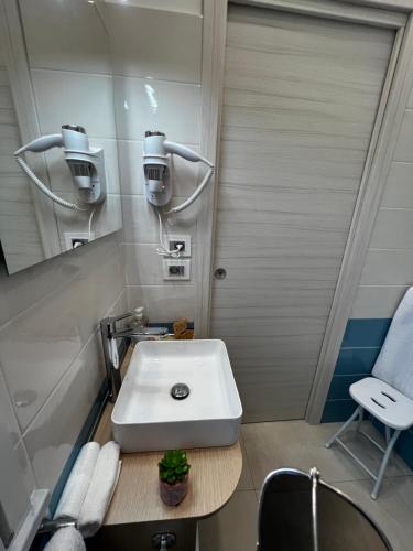 圣欧费米亚拉默齐亚B&B VIRGILIO LAMEZIA AIRPORT的浴室配有白色水槽和椅子