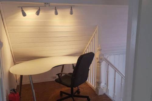 斯塔万格Large House in Central Stavanger的一张桌子和一把椅子