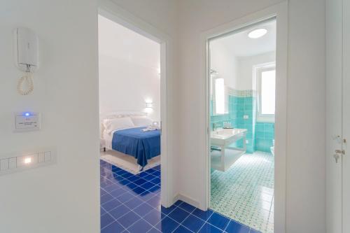 马奥莱Relais Capitolo的一间卧室设有一张床和一间浴室。