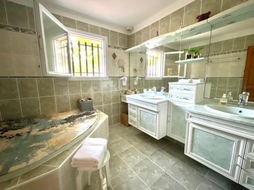 迪涅莱班莱诺一斯蒂住宿加早餐旅馆的浴室配有两个盥洗盆和浴缸。