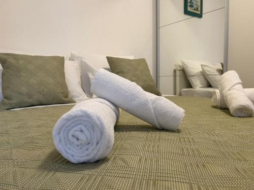 塞尔察Holiday house Misetic的沙发上铺着白色毛巾