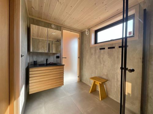 莱克内斯Atlantic Panorama Lofoten的一间小厨房,内设水槽和长凳