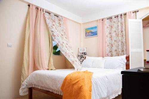 罗索Dette's Nook的一间卧室配有一张带天蓬和窗户的床