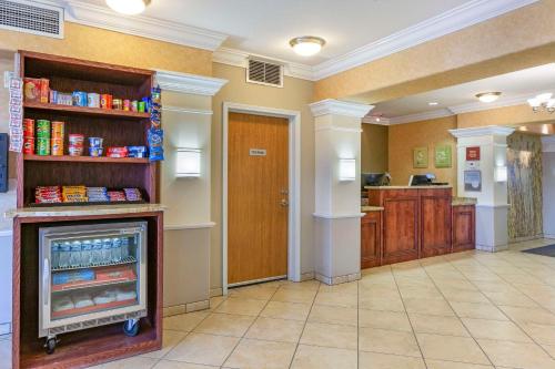 爱达荷福尔斯Sleep Inn & Suites Idaho Falls Gateway to Yellowstone的大型客房设有冰箱和厨房。
