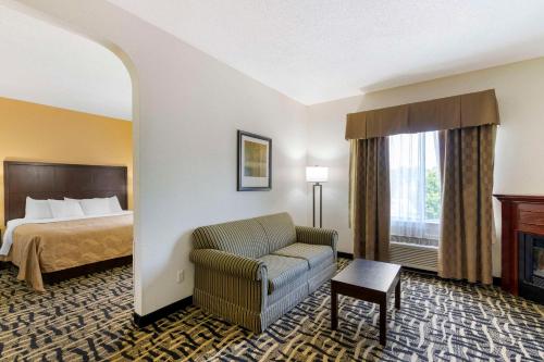 La Grange拉格兰奇品质酒店的酒店客房配有床、沙发和椅子