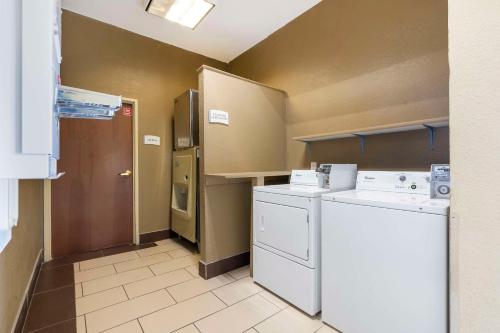 La Grange拉格兰奇品质酒店的一个带洗衣机和烘干机的小厨房