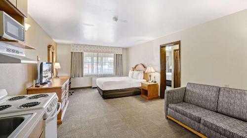 费尔班克斯Clarion Hotel & Suites Fairbanks near Ft Wainwright的酒店客房,配有床和沙发
