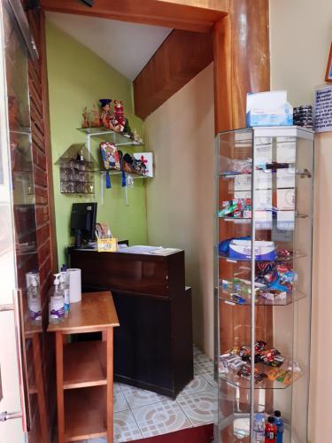 普诺Hostal Vista al Lago Titicaca Puno的配有书桌和玻璃架的房间