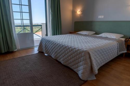 新伊达尼亚埃什特雷拉埃达纳酒店的一间卧室设有一张床和一个大窗户