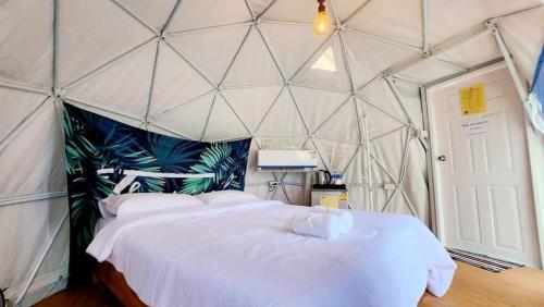 Ban Wang Takhraiภูอิงนาคาเฟ่&รีสอร์ท的帐篷内一间卧室,配有一张大床