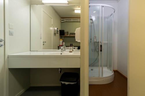 雷讷Reine Basecamp - Apartments & Rooms的一间带水槽和淋浴的浴室
