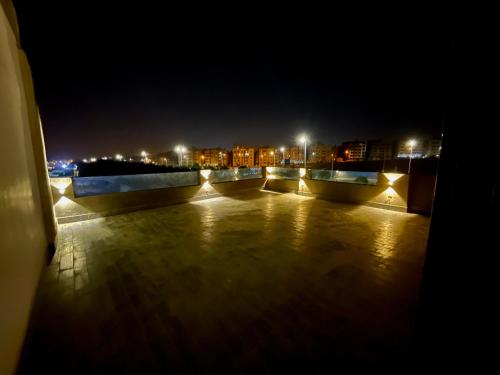 开罗Rove Residence New Cairo的夜晚带灯光的城市景观