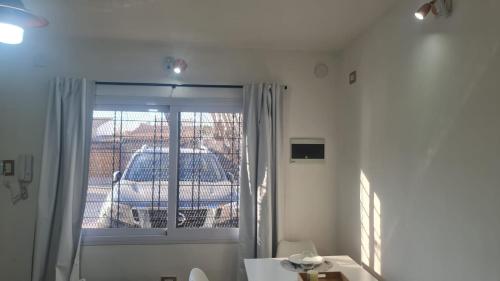 瓜伊马延Complejo Consolata Mendoza的客房设有一个享有汽车景致的窗户。