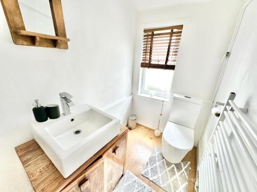 沃勒西New Brighton Beach的白色的浴室设有水槽和镜子