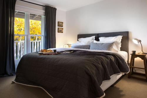 戴尔斯福特金巴利度假屋的一间卧室设有一张大床和一个窗户。