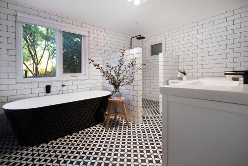 戴尔斯福特金巴利度假屋的白色的浴室设有浴缸和水槽。