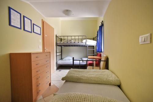 科巴里德伯恩特X旅舍的一间卧室配有一张床和一张双层床。