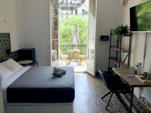 巴塞罗那法布里吉奥佩蒂特旅馆的一间卧室配有一张床、一张桌子和一张书桌