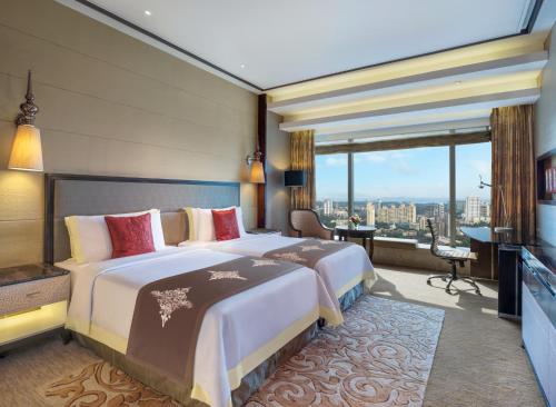 孟买圣瑞吉孟买酒店的酒店客房设有一张大床和一台电视。