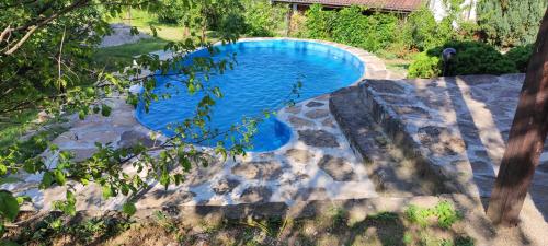 加布罗沃"Суларската къща"的享有庭院游泳池的顶部景色