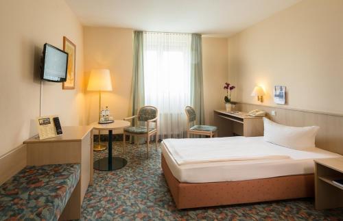 开姆尼茨公园琥珀酒店客房内的一张或多张床位