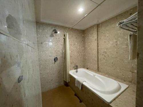 加影东方水晶酒店的设有带浴缸和淋浴的浴室。