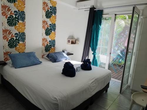 圣皮埃尔林赛酒店的一间卧室,配有一张带两个袋子的床