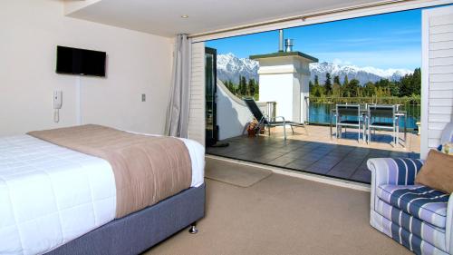 皇后镇水滨酒店的一间卧室设有一张床和一个美景阳台