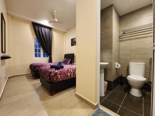 丹那拉打Fathers Guesthouse的浴室设有床、卫生间和水槽。