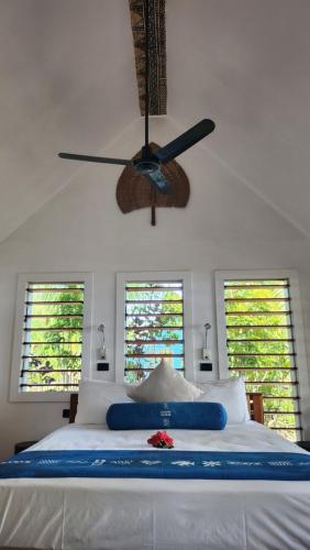 纳库拉岛Oarsman's Bay Lodge的一间卧室配有一张大床和吊扇
