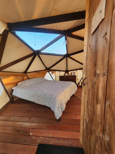 瓦莱Sova的帐篷内带床的房间,设有窗户