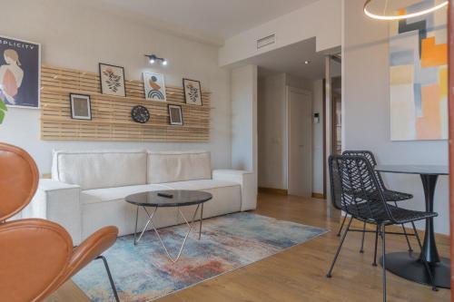 马德里Aparthotel ARDMADRID Centro的客厅配有沙发和桌椅