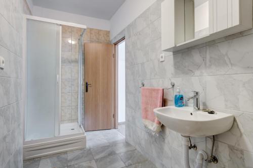KostanjeHoliday House Kostanje的白色的浴室设有水槽和淋浴。